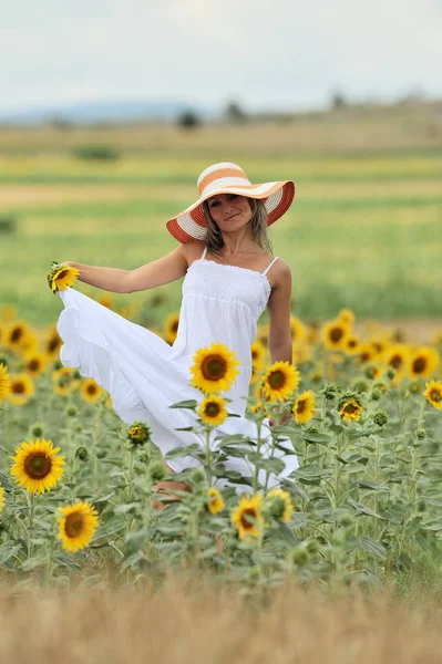 Jovem Mulher Bonita Campo Girassol Florescendo Verão — Fotografia de Stock