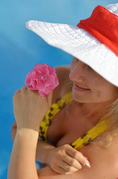 Jeune Femme Détendre Piscine Par Une Chaude Journée Été — Photo