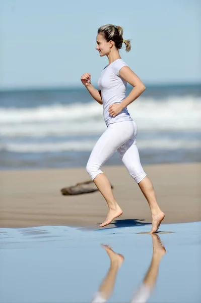 Giovane Donna Che Jogging Sulla Spiaggia Estate Giornata Sole — Foto Stock