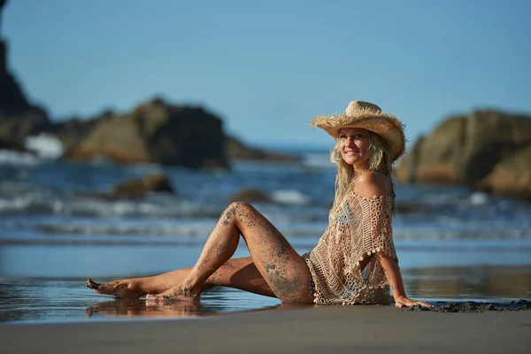 Junge Frau Entspannt Sich Einem Sommertag Strand — Stockfoto