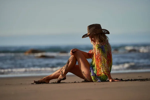 Young Woman Relaxing Beach Summer Day — Stock Photo, Image