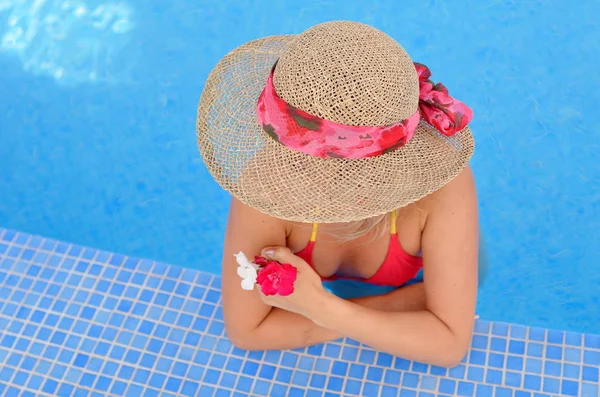 Young Woman Relaxing Pool Warm Summer Day — Stock Photo, Image