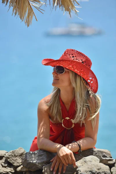 Jeune Femme Sur Plage Été Journée Ensoleillée — Photo