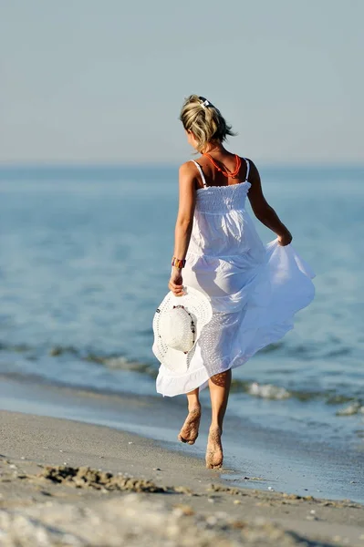 Junge Glückliche Frau Strand Einem Sonnigen Sommertag — Stockfoto