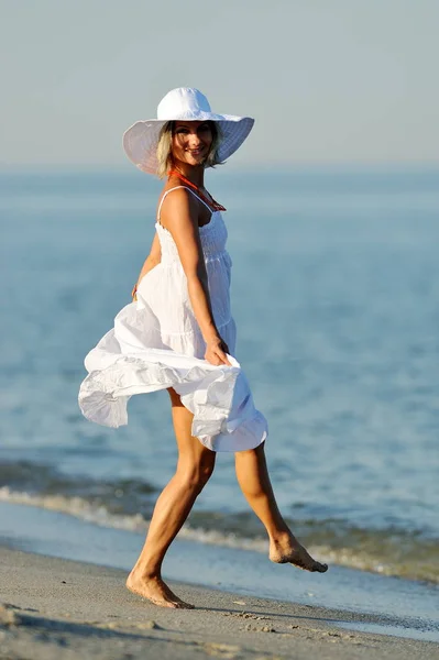 Mutlu Kadın Yaz Güneşli Gün Sahilde — Stok fotoğraf