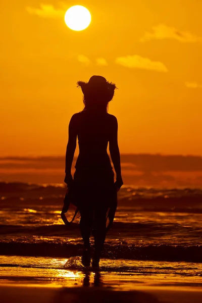 Silueta Mujer Joven Playa Verano Luz Del Atardecer — Foto de Stock