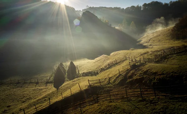 秋の朝 Fundatura Ponorului ルーマニア 空撮で山の風景 — ストック写真