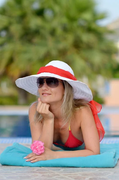Jovem Mulher Relaxante Piscina Dia Quente Verão — Fotografia de Stock