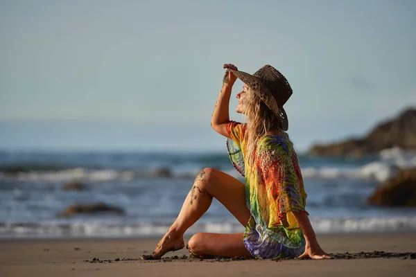 Junge Frau Entspannt Sich Einem Sommertag Strand — Stockfoto