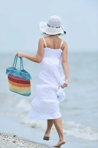 Jovem Mulher Feliz Praia Verão — Fotografia de Stock