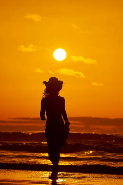 Jeune Femme Silhouette Sur Plage Été Lumière Coucher Soleil — Photo