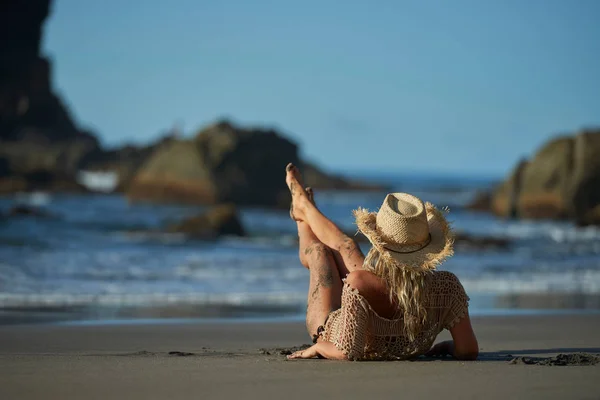 Νεαρή Γυναίκα Χαλαρώνοντας Στην Παραλία Στη Θερινή Ημέρα — Φωτογραφία Αρχείου