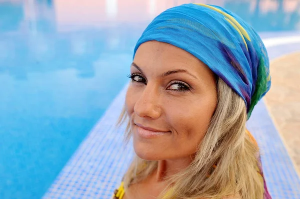 genç kadın sıcak yaz gününde havuzda dinlendirici