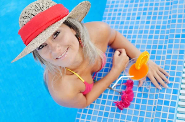 Jeune Femme Détendre Piscine Par Une Chaude Journée Été — Photo