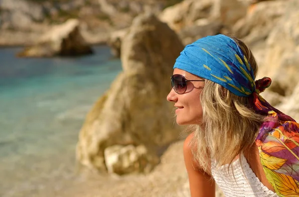 Giovane Donna Sulla Spiaggia Nella Calda Giornata Estiva — Foto Stock