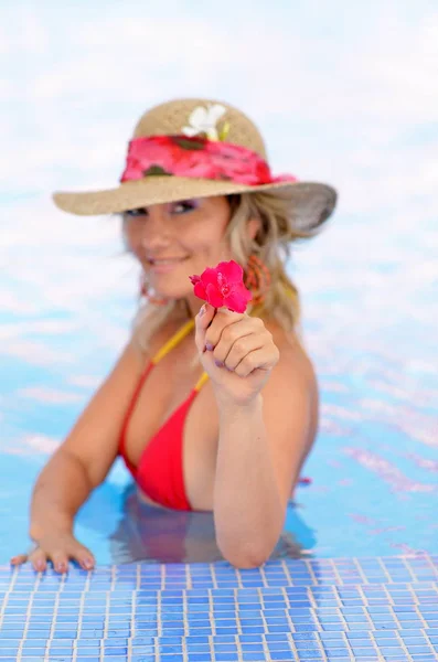 Young Woman Relaxing Pool Warm Summer Day — Stock Photo, Image