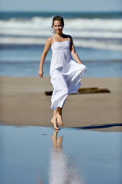 Yaz Aylarında Kumsalda Genç Mutlu Kadın — Stok fotoğraf