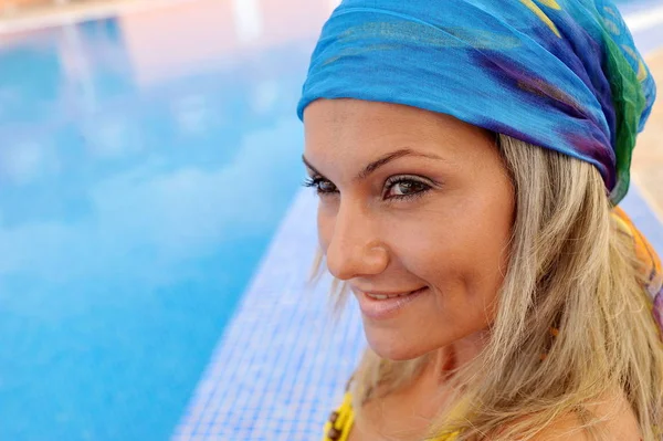 Jeune Femme Détendre Piscine Par Une Chaude Journée Été — Photo