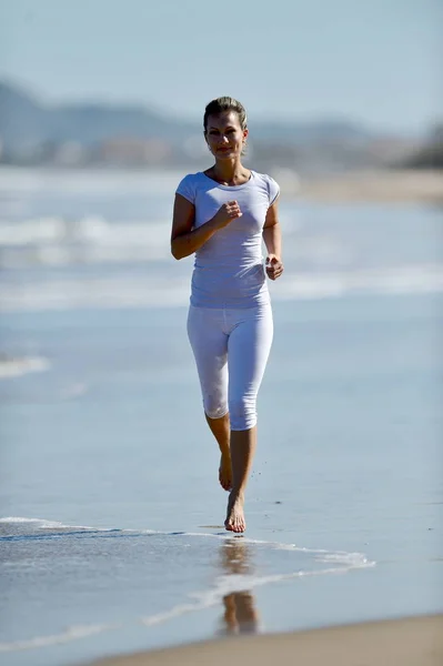 Jeune Femme Jogging Sur Plage Été Journée Ensoleillée — Photo