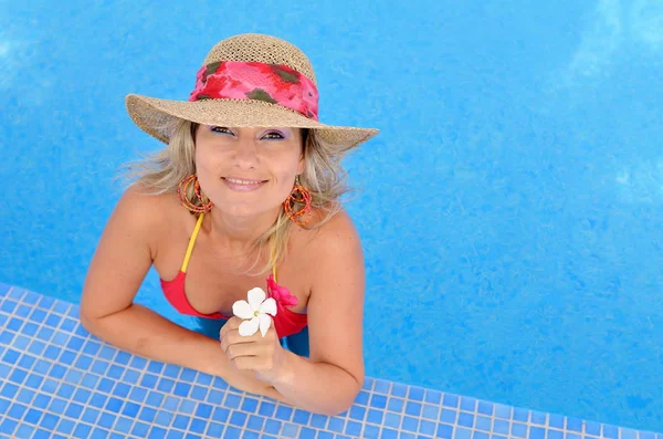 Young Woman Relaxing Pool Warm Summer Day — Stock Photo, Image