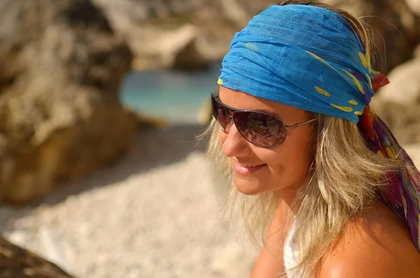 Jeune Femme Sur Plage Par Une Chaude Journée Été — Photo