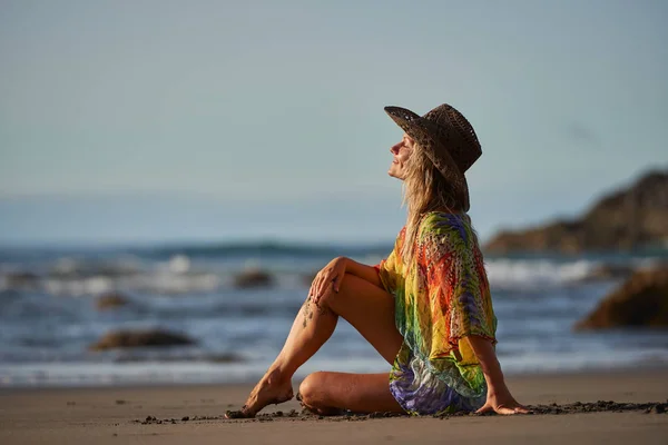 Νεαρή Γυναίκα Χαλαρώνοντας Στην Παραλία Στη Θερινή Ημέρα — Φωτογραφία Αρχείου