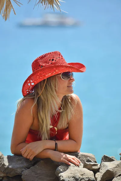 Jeune Femme Sur Plage Été Journée Ensoleillée — Photo