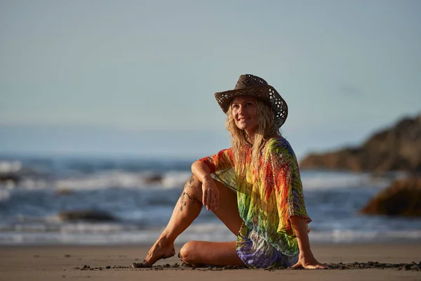 Junge Frau Entspannt Sich Einem Sommertag Strand — Stockfoto