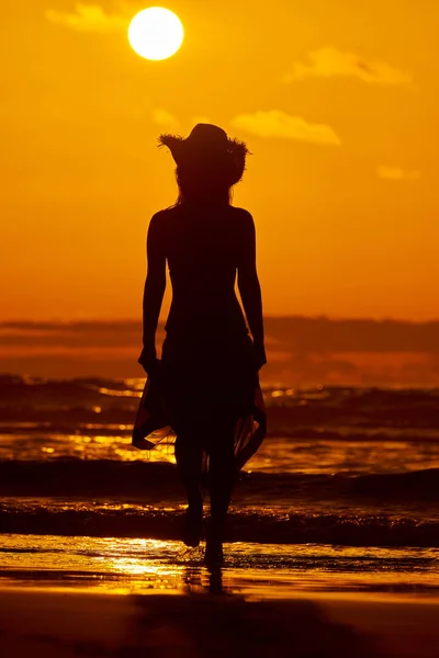 Jonge Vrouw Silhouet Het Strand Zomer Zonsondergang Licht — Stockfoto