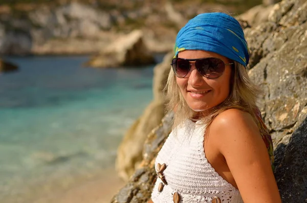 Junge Frau Strand Einem Warmen Sommertag — Stockfoto