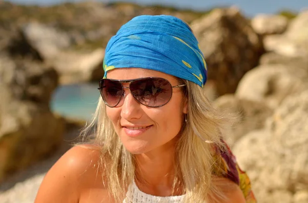 暖かい夏の日にビーチで若い女性 — ストック写真