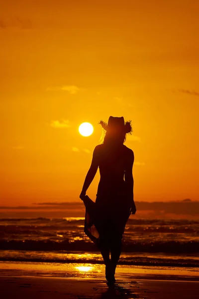 Silueta Mujer Joven Playa Verano Luz Del Atardecer — Foto de Stock