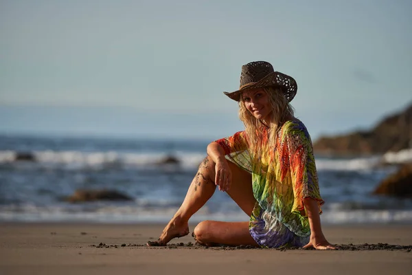 Junge Frau Entspannt Sich Einem Sommertag Strand — Stockfoto