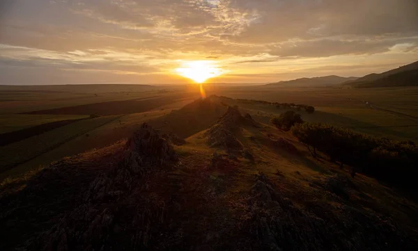 Hermoso Paisaje Con Vegetación Verde Rocas Cielo Azul Atardecer Con — Foto de Stock