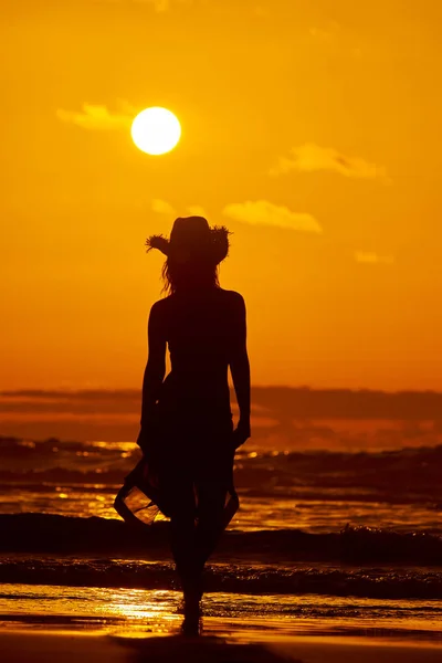 Silueta Mujer Joven Playa Verano Luz Del Atardecer — Foto de Stock