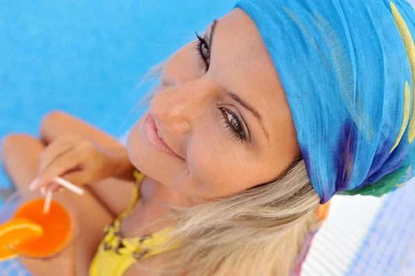 Jovem Mulher Relaxante Piscina Dia Quente Verão — Fotografia de Stock