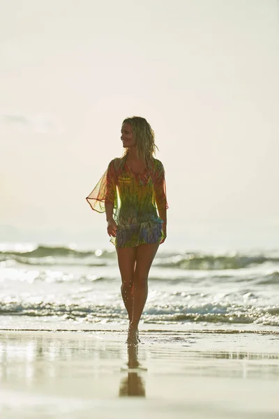 夏天晚上在海滩上令人耳目一新的年轻白种女人 — Stockfoto