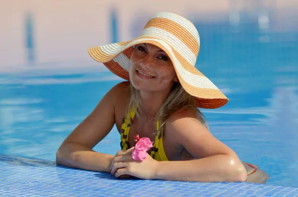 Young Woman Relaxing Pool Warm Summer Day — Stock Photo, Image