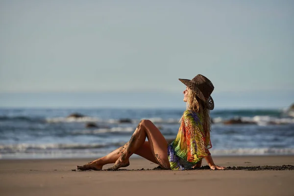 Young Woman Relaxing Beach Summer Day — Stock Photo, Image