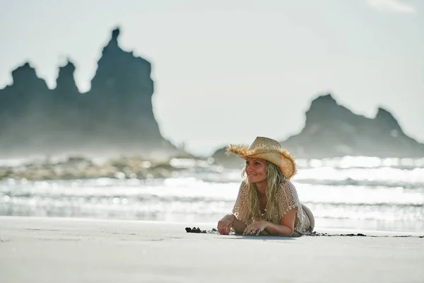 Młoda Kobieta Relaks Plaży Letni Dzień — Zdjęcie stockowe