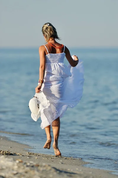 Młoda Kobieta Szczęśliwy Plaży Słoneczny Letni Dzień — Zdjęcie stockowe
