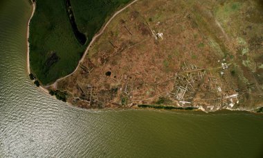 Romanya 'nın Dobrogea kentinde yazın Tuna Nehri kıyısının havadan manzarası