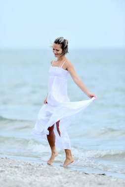 Yaz aylarında kumsalda genç mutlu kadın