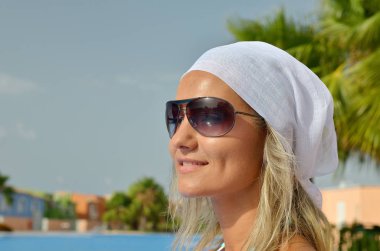 genç kadın sıcak yaz gününde havuzda dinlendirici