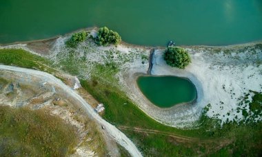 Romanya 'nın Dobrogea kentinde yazın Tuna Nehri kıyısının havadan manzarası