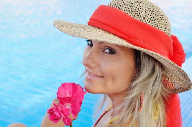 genç kadın rahatlatıcı yaz aylarında havuz