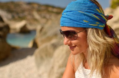 Sahilde sıcak yaz gününde genç kadınla