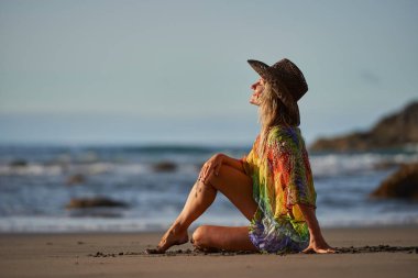 genç kadın yaz günü sahilde rahatlatıcı