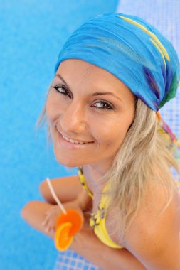 genç kadın sıcak yaz gününde havuzda dinlendirici