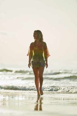 Genç Kafkas kadın ferahlatıcı yaz akşamları sahilde